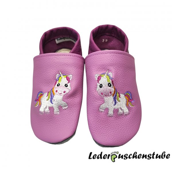 Lederpuschen orchidee-flieder mit Stickerei Einhorn